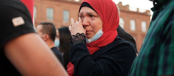 Женщина плачет на собрании в Тулузе, Франция, в поддержку пострадавших от взрыва в Бейруте - Sputnik Молдова