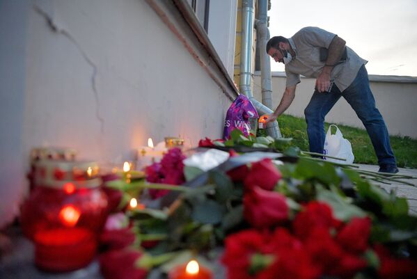 Мужчина возлагает цветы к посольству Ливана в Москве в память о жертвах взрыва - Sputnik Молдова