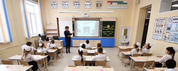 Ученики во время урока знаний в школе - Sputnik Moldova