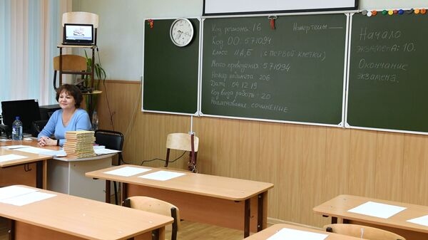 Учитель гимназии перед началом обязательного итогового сочинения по литературе - Sputnik Moldova-România