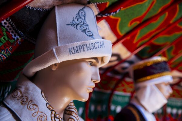 В Кыргызстане установка юрты входила в обязанности женщин. Мужчины поднимали тундук и готовили место для юрты.  - Sputnik Молдова