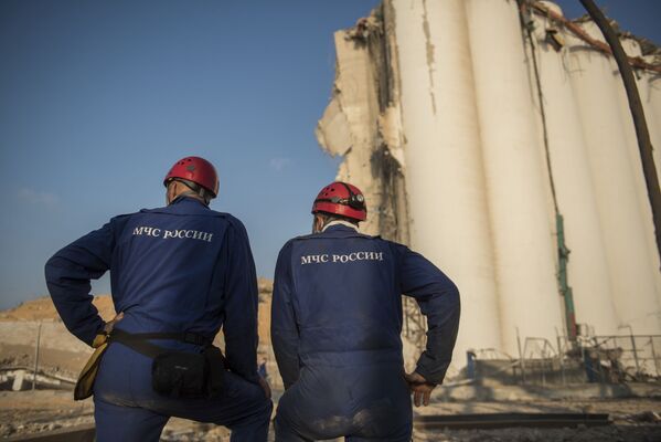 Сотрудники МЧС РФ во время разбора завалов в порту Бейрута - Sputnik Молдова