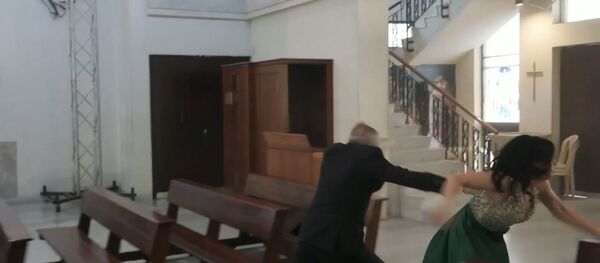 Прерванная свадьба: взрыв в Бейруте остановил церемонию бракосочетания Прерванная свадьба: взрыв в Бейруте остановил церемонию бракосочетания - Sputnik Молдова