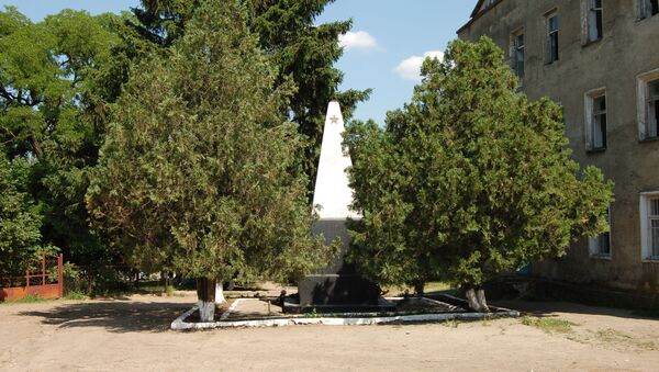 Памятник на братской могиле советских воинов. Село Петрешты - Sputnik Молдова