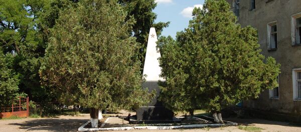 Памятник на братской могиле советских воинов. Село Петрешты - Sputnik Молдова