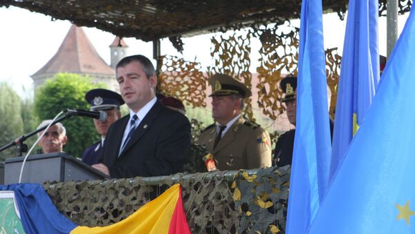 Secretarul de stat Dan Tătaru dă citire mesajului ministrului apărării naţionale - Sputnik Moldova-România