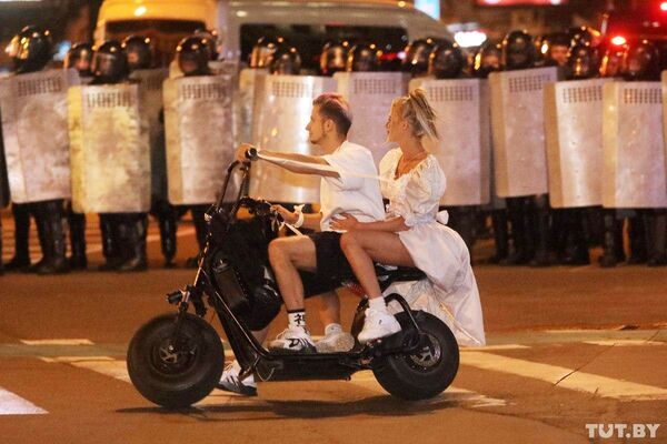 Cuplu pe un scuter în fața polițiștilor în timpul protestelor din Minsk - Sputnik Moldova-România