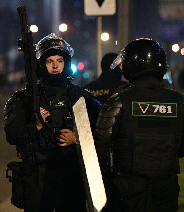 Forțele de ordine, în timpul acțiunilor de protest pe una din străzile Minskului - Sputnik Moldova-România