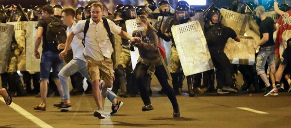 Участники акции протеста на одной из улиц в Минске - Sputnik Moldova