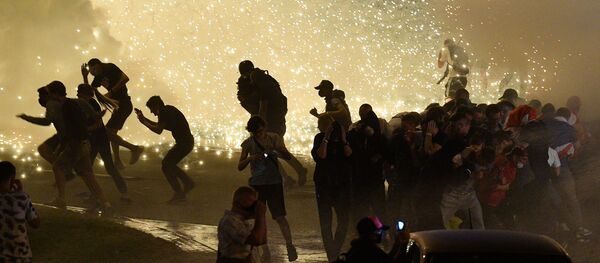 Участники акции протеста на одной из улиц в Минске Участники акции протеста на одной из улиц в Минске - Sputnik Молдова