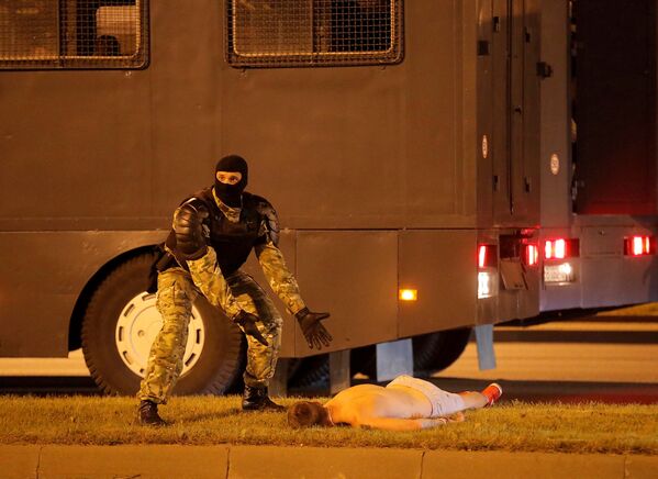 Forțele de ordine, în timpul acțiunilor de protest pe una din străzile Minskului - Sputnik Moldova