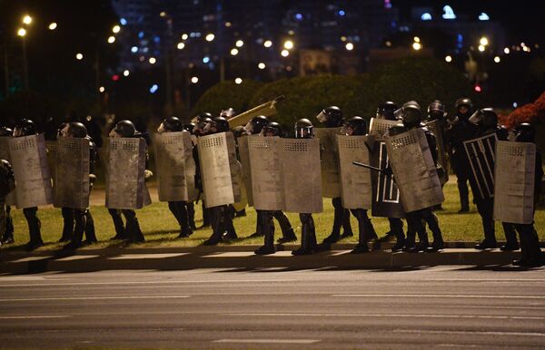 Forțele de ordine, în timpul acțiunilor de protest pe una din străzile Minskului - Sputnik Moldova