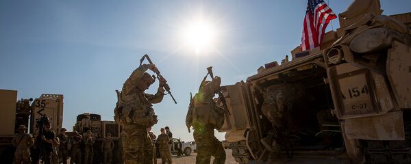 Члены экипажа входят в боевые машины Брэдли на военной базе США (11 ноября 2019). Сирия - Sputnik Moldova