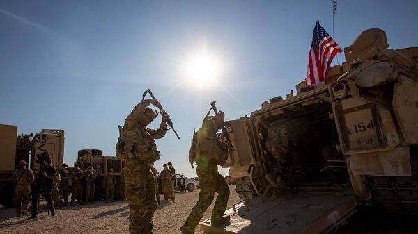 Membrii echipajului intră în Bradley Fighting Vehicles la o bază militară americană Siria - Sputnik Moldova