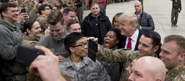 Президент США Дональд Трамп на военной авиабазе Рамштайн, Германия Президент США Дональд Трамп на военной авиабазе Рамштайн, Германия - Sputnik Молдова