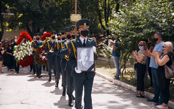 Проводить в последний путь маэстро пришли сотни людей. - Sputnik Молдова