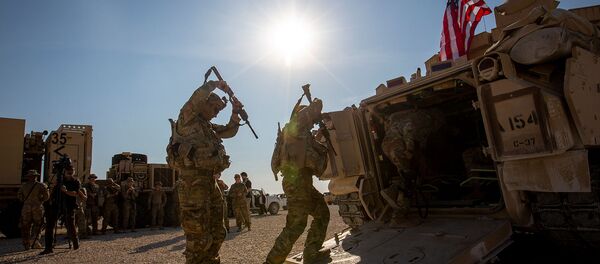 Члены экипажа входят в боевые машины Брэдли на военной базе США (11 ноября 2019). Сирия - Sputnik Moldova-România