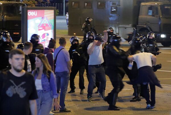 Poze: A doua noapte de proteste în Belarus - o persoană a murit Poze: A doua noapte de proteste în Belarus - o persoană a murit - Sputnik Moldova