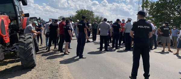 Protestatarii au blocat drumul național Chișinău-Căușeni Protestatarii au blocat drumul național Chișinău-Căușeni - Sputnik Moldova
