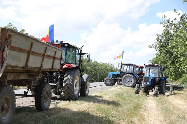 Agricultorii au blocat drumul cu ajutorul tehnicii  - Sputnik Moldova