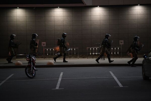 Жесткость и ненасилие: в Белоруссии - четвертый день протестов Жесткость и ненасилие: в Белоруссии - четвертый день протестов - Sputnik Молдова