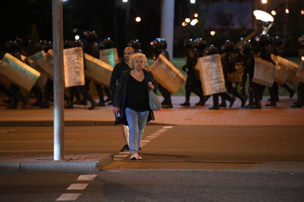 Третья ночь протестов в Беларуси: вновь задержания - видео - Sputnik Молдова