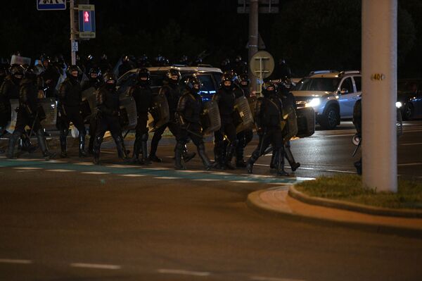 Третья ночь протестов в Беларуси: вновь задержания - видео - Sputnik Молдова