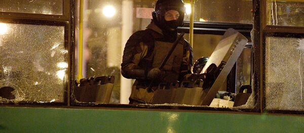 Сотрудник правоохранительных органов во время акции протеста в Минске Сотрудник правоохранительных органов во время акции протеста в Минске - Sputnik Moldova-România