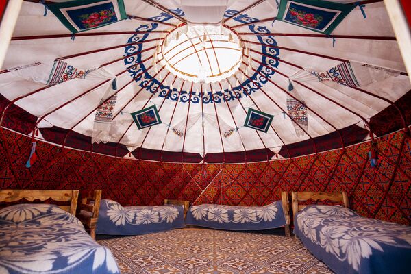 Тундук – так называется обод, скрепляющий купол. Он выполняет функцию светового окна и дымохода и является символом домашнего очага.  - Sputnik Moldova