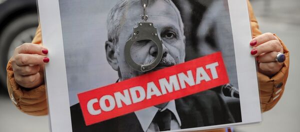 O femeie ține o fotografie cu Liviu Dragnea O femeie ține o fotografie cu Liviu Dragnea - Sputnik Moldova-România