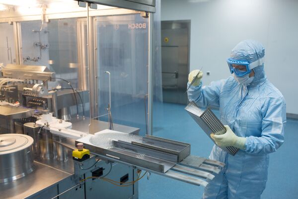 Производство вакцины от COVID-19 на фармацевтическом заводе Биннофарм - Sputnik Молдова