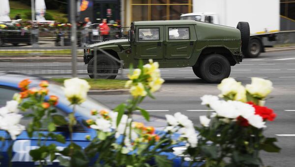 Цветы в память о погибшем во время протестов в Минске - Sputnik Молдова