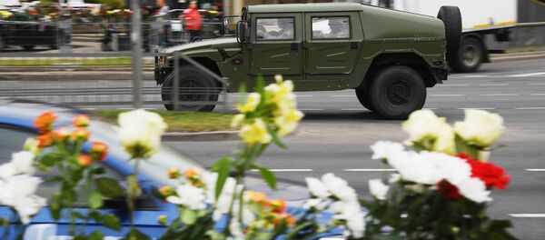 Цветы в память о погибшем во время протестов в Минске Цветы в память о погибшем во время протестов в Минске - Sputnik Молдова