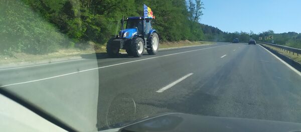 Poliția documentează tractoarele staționate pe marginea drumului în preajma satului Socite in r. Ialoveni - Sputnik Moldova