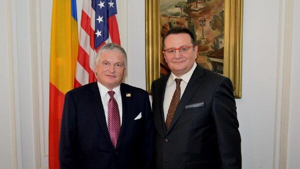 Ambasadorul George Maior alături de ambasadorul Adrian Zuckerman - Sputnik Moldova-România