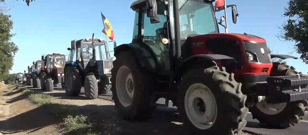 Coloanele de tractoare se apropie de Capitală: Agricultorii continuă protestul  - Sputnik Moldova