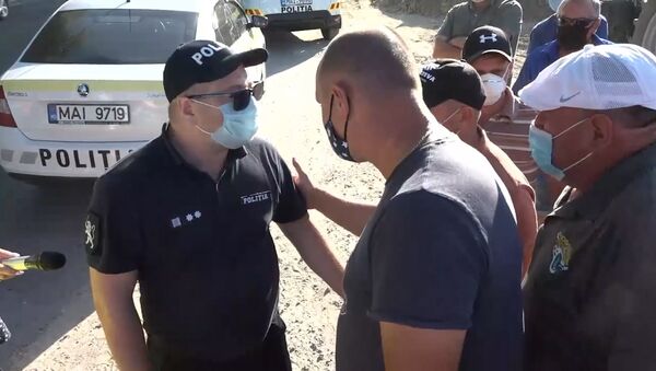 Полиция остановила колонны сельхозтехники на подступах к Кишиневу  - Sputnik Молдова