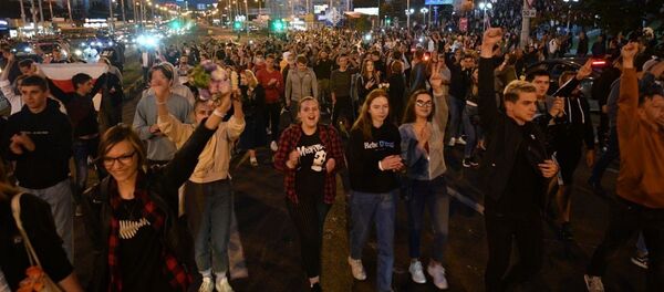 Активисты возле ст.м. Пушкинская в Минске 13 августа - Sputnik Молдова