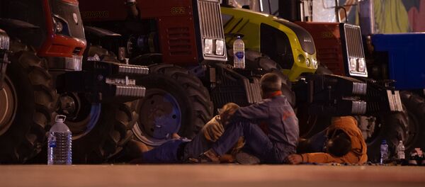 Agricultorii au înnoptat cu tehnica agricolă la Chișinău - Sputnik Moldova