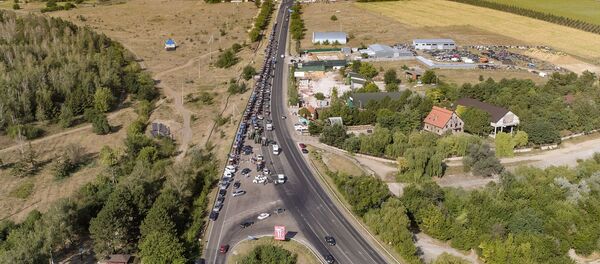 Agricultorii protestează la intrarea în Chișinău cu tehnica agricolă - Sputnik Молдова