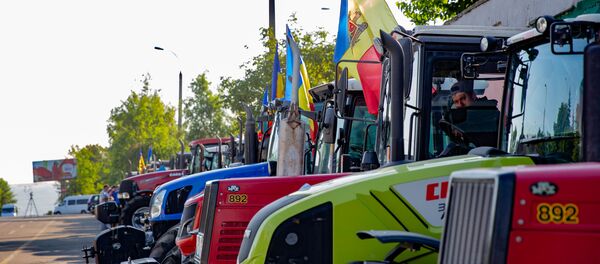 Agricultorii protestează la intrarea în Chișinău cu tehnica agricolă - Sputnik Moldova