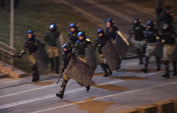 Сотрудники правоохранительных органов во время акции протеста в Минске - Sputnik Молдова