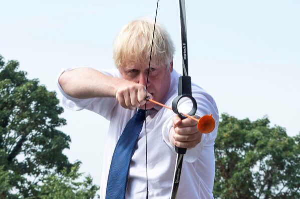 Премьер-министр Великобритании Борис Джонсон во время стрельбы из лука в летнем лагере Premier Education в Sacred Heart of Mary Girls, Лондон - Sputnik Молдова