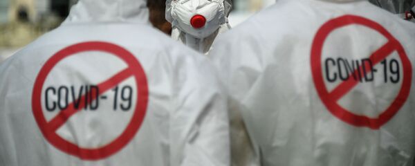 Участники выставки всероссийского форума Здоровье нации — основа процветания России  во время демонстрации защитных костюмов в Москве  - Sputnik Moldova