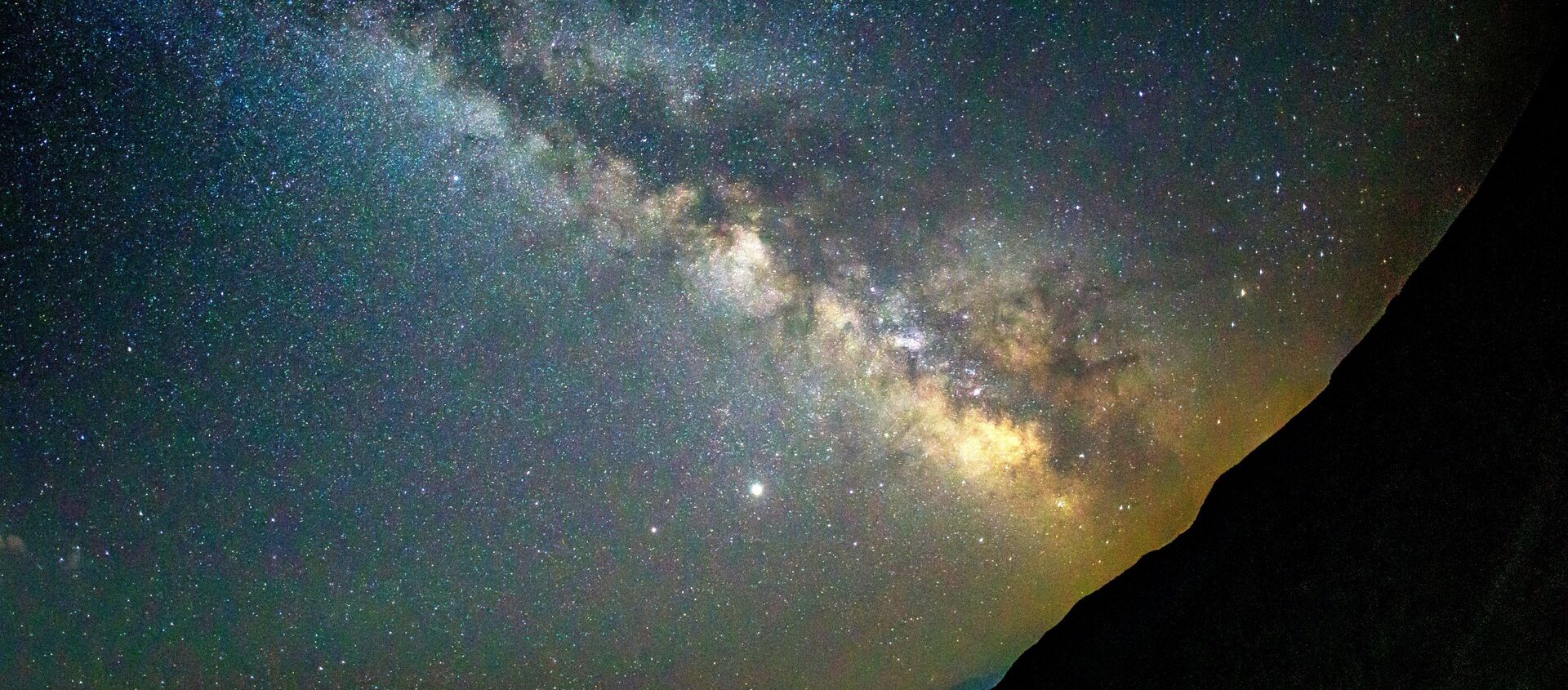 Звездное небо, наблюдаемое в Краснодарском крае во время метеорного потока Персеиды - Sputnik Молдова, 1920, 05.05.2021