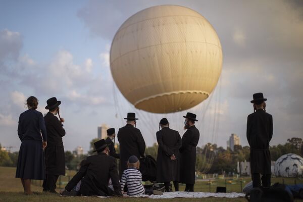 Ультраортодоксальные евреи в защитных масках в парке Тель-Авива, Израиль - Sputnik Молдова
