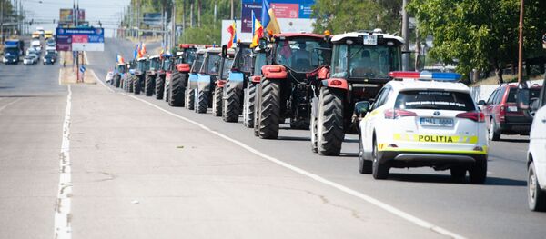 Agricultorii protestează la intrarea în Chișinău cu tehnica agricolă - Sputnik Moldova