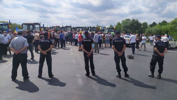 Agricultorii protestează la intrarea în Chișinău cu tehnica agricolă - Sputnik Moldova