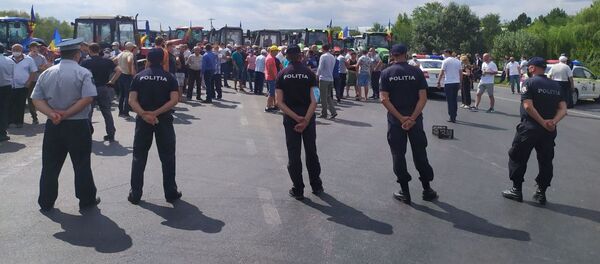 Agricultorii protestează la intrarea în Chișinău cu tehnica agricolă - Sputnik Moldova
