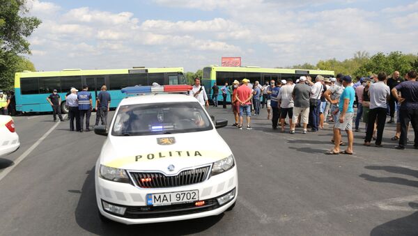 Poliția nu permite agricultorilor protestatari să intre în capitală pe șoseaua Chișinău-Hâncești - Sputnik Moldova